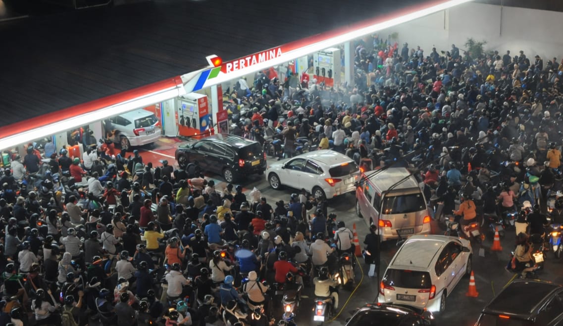 Antrian panjang kendaraan di SPBU Kota Ambon di tengah kebijakan subsidi BBM dan transisi energi Indonesia