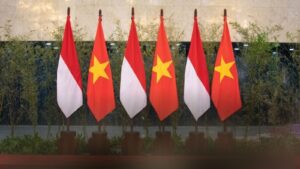 Bendera Indonesia dan Vietnam berdampingan, simbol pertanyaan Indonesia kapan maju