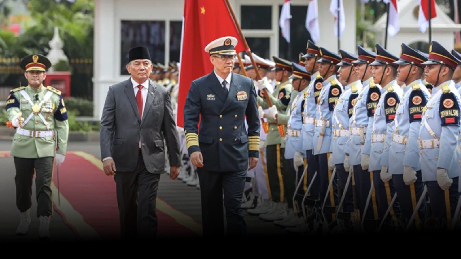 Menteri Perthanan bersama perwira tinggi militer China dalam upacara kenegaraan, simbol penguatan keamanan kawasan Indonesia-China