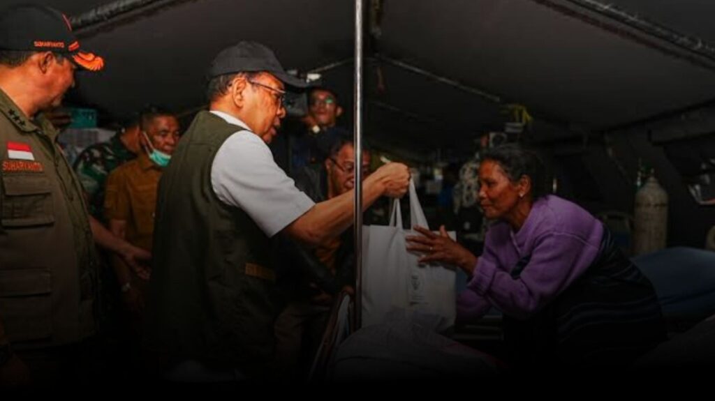 Gempa NTT: Indonesia Berduka, Negara Harus Tetap Bekerja 5 Aparatur negara menyalurkan bantuan langsung kepada korban gempa NTT di lokasi pengungsian