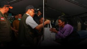 Aparatur negara menyalurkan bantuan langsung kepada korban gempa NTT di lokasi pengungsian