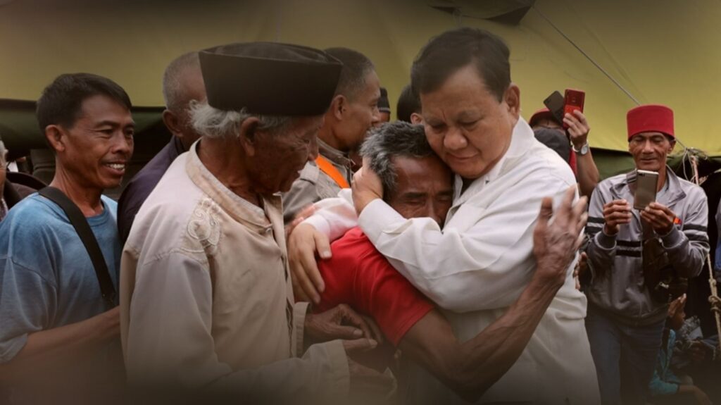 Aspirasi Rakyat 2026: Prabowo Rangkul Tuntutan Antikorupsi 1 Presiden Prabowo memeluk warga, simbol kedekatan negara dengan aspirasi rakyat 2026